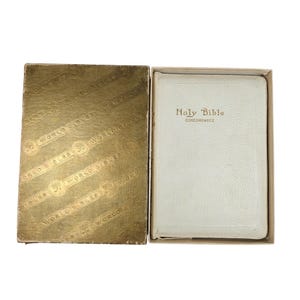 Vintage World Publishing KJV Bible King James Red Letter White Zip Around