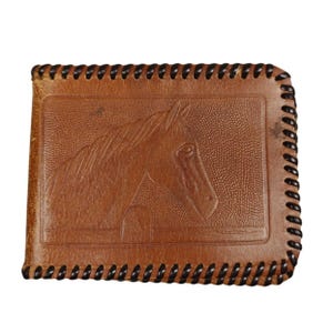Cartera vintage de cuero repujado con escena de caballo en el desierto, plegable, estilo ecuestre occidental