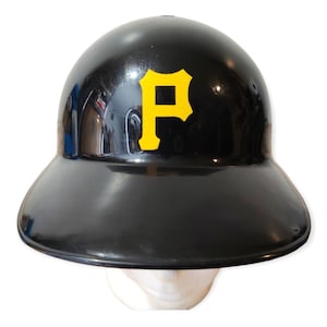 Op de afbeelding: Zwarte honkbalhelm met een gele "P" logo. De helm heeft een glanzende afwerking en een brede rand. Het logo is gecentreerd op de voorkant van de helm.