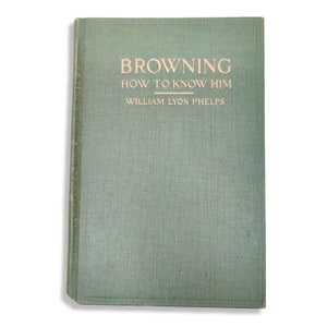 Peut inclure: Un livre vert avec le titre "Browning How To Know Him" et l'auteur "William Lyon Phelps" imprimé en lettres dorées.