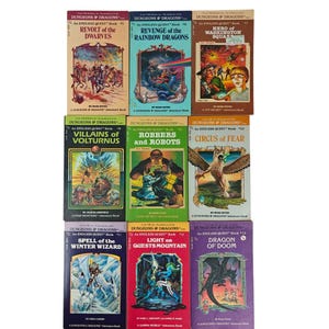 Può includere: Una collezione di nove libri di avventura Dungeons & Dragons An Endless Quest disposti in una griglia tre per tre. Le copertine presentano illustrazioni fantasy colorate, titoli come Revolt of the Dwarves e Circus of Fear, e del testo.