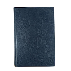 Könnte beinhalten: Ein geschlossenes, marineblaues Buch mit strukturiertem Einband. Das Buch hat eine rechteckige Form und einen Buchrücken auf der linken Seite. Der Einband scheint aus Leder oder einem lederähnlichen Material zu bestehen.