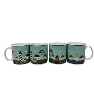 Op de afbeelding: Vier witte keramische mokken met een doorlopende illustratie van een kustlandschap. De afbeelding toont een zwart-wit gestreepte vuurtoren, een Amerikaanse vlag, kleine huizen, groene bomen en een zeilboot op blauw water.