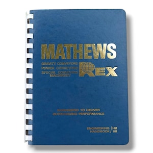 Puede incluir: Una carpeta azul con un logotipo dorado que dice "Mathews Rex" y el texto "Gravity Conveyors, Power Conveyors, Special Conveying Machinery". La carpeta también tiene el texto "Engineered to Deliver Outstanding Performance" y "Engineering HB Handbook / 68".