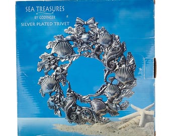 Salvamanteles bañado en plata de Sea Treasures by Godinger con intrincado diseño costero