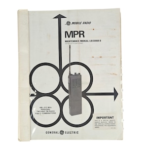 Puede incluir: Un manual de mantenimiento de radio móvil MPR de General Electric vintage. La portada presenta el texto "MPR" y "Maintenance Manual LB130866 B", junto con un diagrama de una radio de dos vías y flechas. El manual está en una carpeta blanca.
