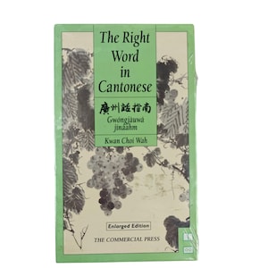 Könnte beinhalten: Ein Buch mit dem Titel "The Right Word in Cantonese" mit Text in Englisch und Chinesisch. Das Cover hat einen grünen Rand, eine Traubenillustration und den Namen des Autors, Kwan Choi Wah. Es ist eine erweiterte Ausgabe, herausgegeben von The Commercial Press.