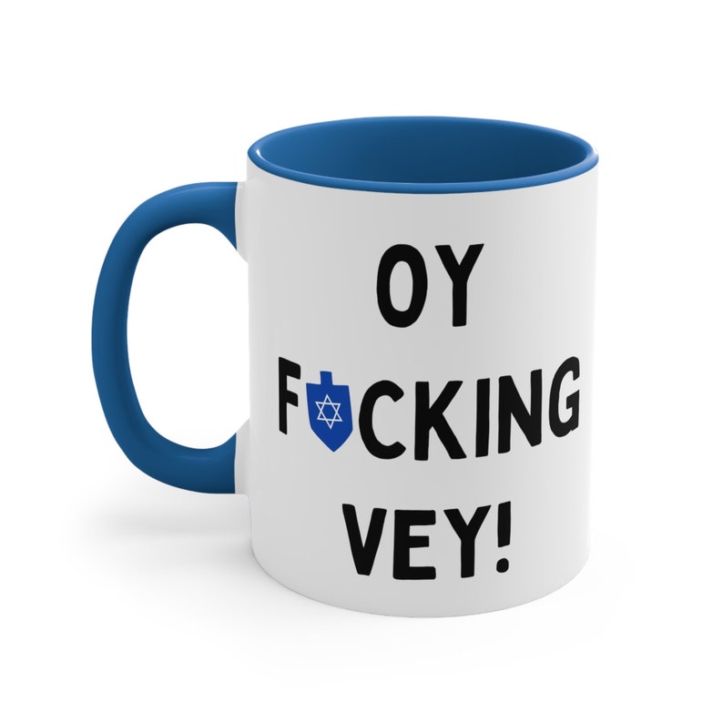 Puede incluir: Taza de caf&eacute; de cer&aacute;mica blanca con borde azul. La taza tiene texto negro que dice "OY F*CKING VEY!" con un gr&aacute;fico azul y blanco de la Estrella de David.