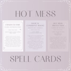 Peut inclure: Trois cartes de sorts roses avec du texte blanc et des bordures décoratives. Les cartes sont intitulées "Chaos Cleanse", "Magical Confidence Boost" et "Hot Mess Protection". Chaque carte comprend des instructions pour un sort ou un rituel.