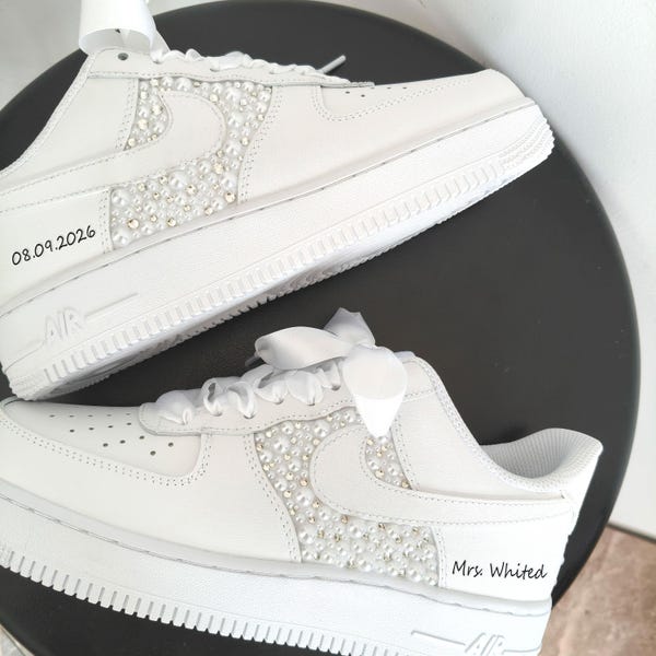 Maßgefertigte Air Force One Brautschuhe mit Perlenstickerei – Personalisierte Brautsneaker – Ein Geschenk für die Braut – Jahrestagsgeschenk – Bequeme Hochzeitsschuhe