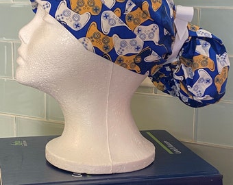 Goud-witte gamecontrollers op blauw | Badmuts | Chirurgische hoed | Damesstijlen: paardenstaart, pixie, bouffant | Cadeaus voor dokter en verpleegkundige