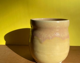 Vaso amarillo mantequilla + rosa