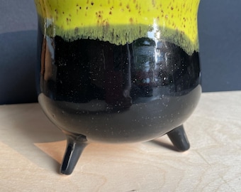 Macetas con forma de caldero de bruja