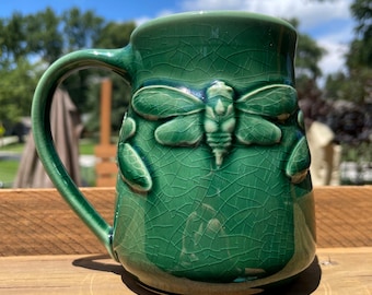 Taza grande con diseño de cigarra esmeralda