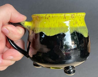 Taza con diseño de caldero de bruja - Verde luciérnaga y negro