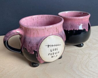 Taza con diseño de caldero de bruja - Poción de amor rosa y negro