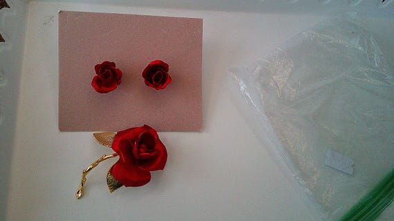 Vintage Red Rose Earrings & Pin Set, Gold Tone Me… - image 5
