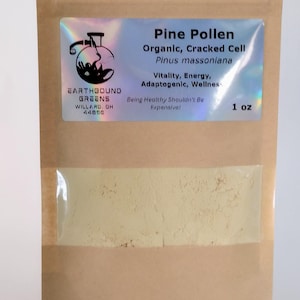 Könnte beinhalten: Ein Kraftpapierbeutel mit einem transparenten Fenster, das ein hellfarbenes Pulver enthält. Der Beutel hat ein Etikett mit der Aufschrift "Pine Pollen" und anderen Details, einschließlich "1 oz". Das Earthbound Greens Logo ist ebenfalls sichtbar.