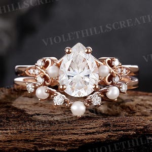 Moissanite Verlobungsring Set Pear Cut Moissanite Ring Vintage Rose Gold Perle Ring Moissanite Wedding Band Versprechen personalisierte Geschenke