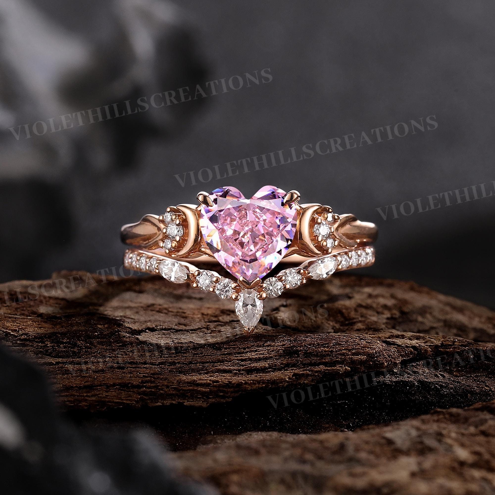 ユニークなハートカットのピンクサファイアの婚約指輪セット、ムーン
