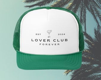 Pode incluir: Um boné de caminhoneiro branco e verde com um logotipo preto que diz "EST 2024 LOVER CLUB FOREVER" e um desenho de um copo de coquetel.