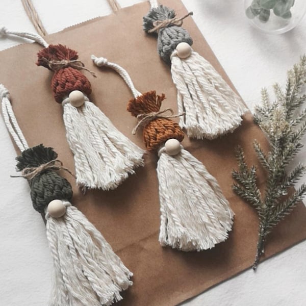 Gnome de Noël | Ornement pour sapin de Noël en macramé | Décoration d'arbre de Noël | Accessoire boho | Gnome en macramé