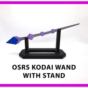 Peut inclure: Un support noir soutient une baguette grise et violette avec une pointe bleue. La baguette a un design géométrique et est étiquetée "OSRS KODAI WAND WITH STAND" en texte noir.