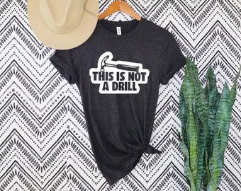 Esta não é uma camisa de broca, camisa de martelo engraçada, camisa de dia dos pais, camisa para o pai, camisa de martelo de faz-tudo, camiseta de carpinteiro de humor, camisa de pai engraçada