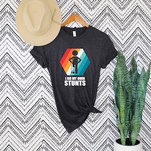 T-shirt divertente Faccio le mie acrobazie, regalo per lesioni ai piedi delle gambe rotte Guarisci presto, supporto per gesso in gesso per il recupero dopo l&#39;intervento chirurgico