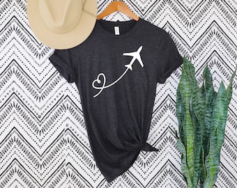 飛行機ハートシャツ、飛行機ハートTシャツ、飛行機愛好家シャツ、ラブトラベルシャツ、冒険家ギフト、バケーションシャツ、レディースシャツ、パイロットシャツ