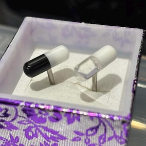 Pu&ograve; includere: Set di tre tazze in ceramica con finitura opaca e macchiettata. Le tazze sono nei toni del crema, grigio chiaro e grigio scuro. Ogni tazza ha un design semplice e minimalista.