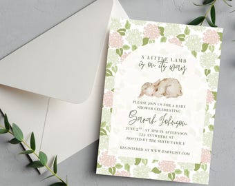 Könnte beinhalten: Babyparty-Einladung mit einem floralen Rand in Rosa und Grün. Der Einladungstext lautet "A Little Lamb is on its way" und enthält Details zur Veranstaltung, wie den Namen "Sarah Johnson". Ein Umschlag ist ebenfalls sichtbar.