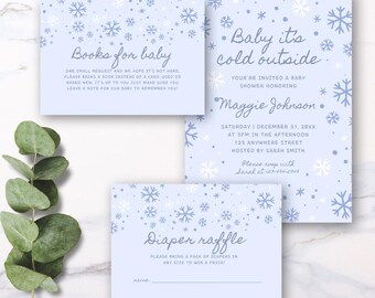 Può includere: Un invito per una baby shower blu e bianco con un motivo a fiocco di neve. L'invito recita "Baby it's cold outside" e include i dettagli per una baby shower in onore di Maggie Johnson. Ci sono anche due carte aggiuntive, una per una lotteria di pannolini e una che chiede agli ospiti di portare libri per il bambino.