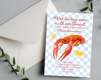 Puede incluir: Una invitación a cuadros azules y blancos con una ilustración de cangrejo rojo y limones. El texto dice "We're boiling over with excitement" y "Help us celebrate our mom-to-be Claire Summers". La invitación incluye la fecha, la hora, la ubicación y la información de RSVP.