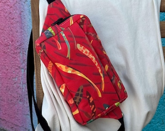 Riñonera de lona abstracta: bandolera con estampado de carpas koi rojas.