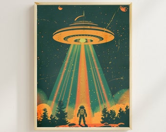 Puede incluir: Una ilustración de estilo retro de un OVNI sobrevolando un bosque con un rayo de luz que ilumina a un astronauta con un traje espacial. El fondo es verde oscuro con estrellas y algunos planetas.