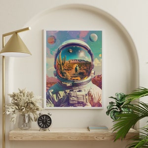 Może przedstawiać: Biały hełm astronauty z odbitym w wizjerze pustynnym krajobrazem. Hełm jest częścią białego skafandra kosmicznego. Tło stanowi kolorowe, abstrakcyjne niebo z gwiazdami i planetami.