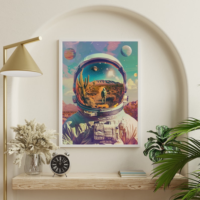 Może przedstawiać: Biały hełm astronauty z odbitym w wizjerze pustynnym krajobrazem. Hełm jest częścią białego skafandra kosmicznego. Tło stanowi kolorowe, abstrakcyjne niebo z gwiazdami i planetami.