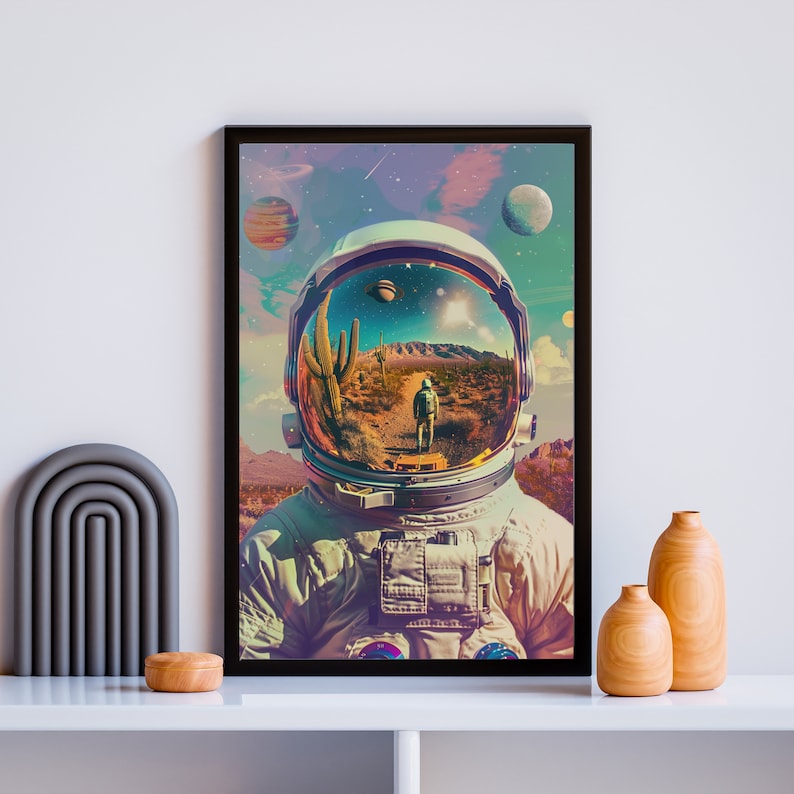 Może przedstawiać: Ilustracja astronauty w stylu retro z odzwierciedleniem pustynnego krajobrazu w jego hełmie. Hełm jest biały z złotym wizjerem, a astronauta nosi biały skafander. Tło to kolorowy gradient r&oacute;żowego, fioletowego i niebieskiego z gwiazdami i planetami.
