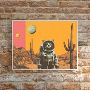 Peut inclure: Une illustration de style r&eacute;tro d'un chat portant une combinaison d'astronaute dans un paysage d&eacute;sertique avec des cactus et des plan&egrave;tes en arri&egrave;re-plan. Le chat regarde vers la droite, et les couleurs sont orange, jaune, rose et marron.
