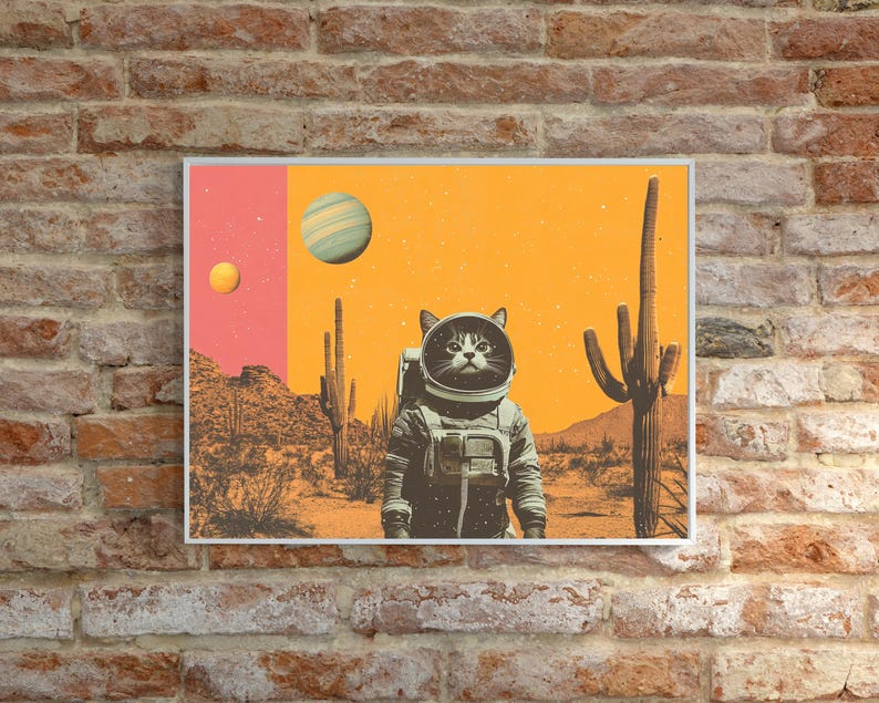 Peut inclure: Une illustration de style r&eacute;tro d'un chat portant une combinaison d'astronaute dans un paysage d&eacute;sertique avec des cactus et des plan&egrave;tes en arri&egrave;re-plan. Le chat regarde vers la droite, et les couleurs sont orange, jaune, rose et marron.