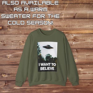 Pu&ograve; includere: Una felpa verde con una grafica di un disco volante e il testo "I WANT TO BELIEVE".
