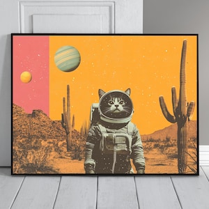 Peut inclure: Un chat noir portant une combinaison spatiale se tient dans un paysage d&eacute;sertique avec un ciel jaune et deux plan&egrave;tes. Le chat regarde le spectateur. Le d&eacute;sert est rempli de cactus et de rochers.