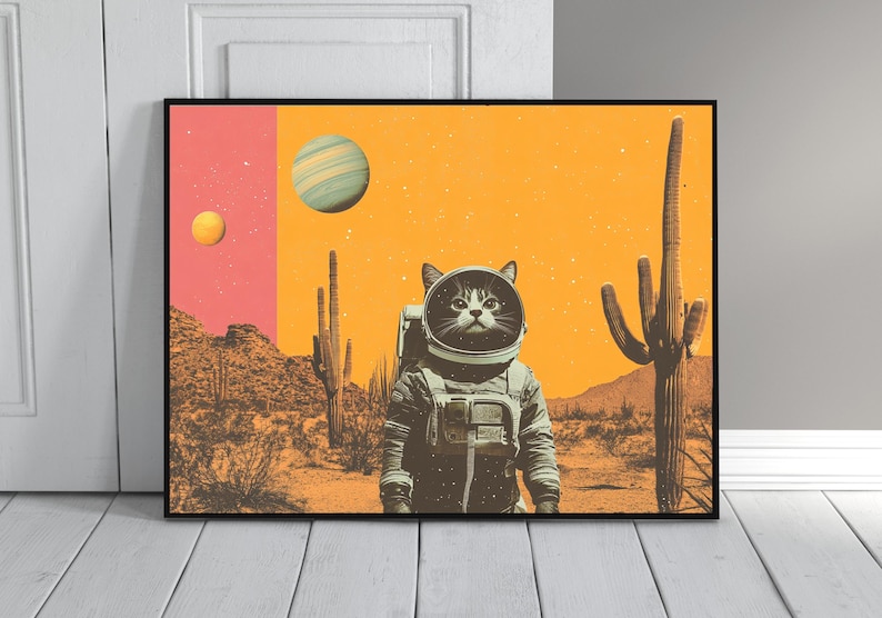Peut inclure: Un chat noir portant une combinaison spatiale se tient dans un paysage d&eacute;sertique avec un ciel jaune et deux plan&egrave;tes. Le chat regarde le spectateur. Le d&eacute;sert est rempli de cactus et de rochers.
