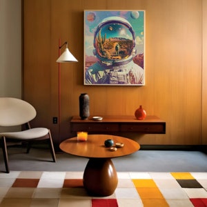 Może przedstawiać: Salon w stylu mid-century modern z drewniana podłogą i kolorowym dywanem. Białe krzesło stoi obok drewnianego stolika kawowego. Na ścianie wisi oprawiony wydruk przedstawiający astronautę z odbitym w jego hełmie pustynnym krajobrazem.
