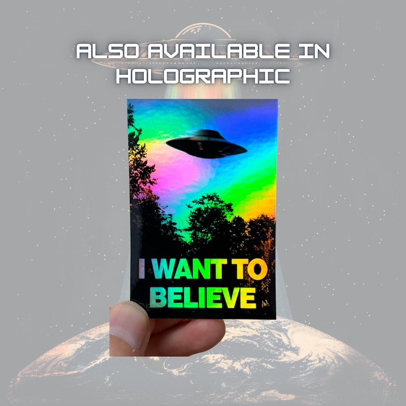 Pu&ograve; includere: Un adesivo olografico con uno sfondo arcobaleno e un UFO nero che vola sopra una foresta. L'adesivo dice "I WANT TO BELIEVE" in lettere bianche.