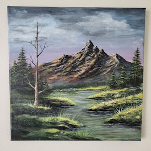 Pode incluir: Uma pintura de uma paisagem montanhosa com um rio a fluir em primeiro plano. O céu está nublado e as montanhas são de cor castanho escuro. O rio é de cor verde claro e há árvores de ambos os lados.