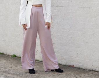 The Mauve Wide Leg Pant. Chic loose trouser for pear and hourglass shapes. Room for curvy hips and thighs. Available in Mauve or Black.