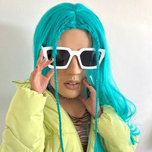 Karol G casco casco cabezon traje cabello azul
