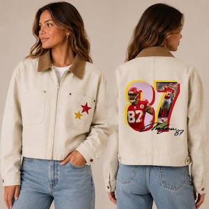 Peut inclure: Une veste en toile beige avec un col en velours côtelé marron et une fermeture éclair. L'avant présente deux poches poitrine avec une étoile rouge et une jaune. Le dos affiche un grand graphique avec le numéro 87, des images de joueur et du texte.